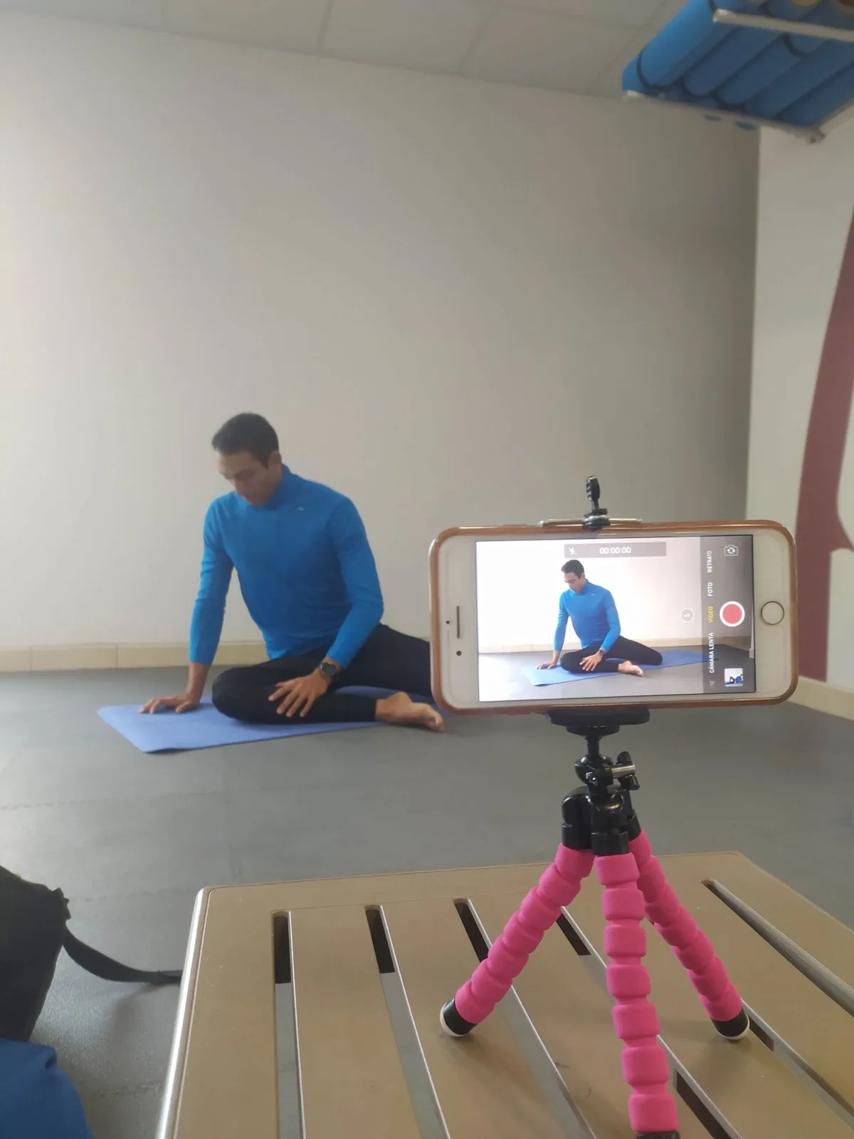 Darío grabando una sesión de movilidad para entrenamiento online